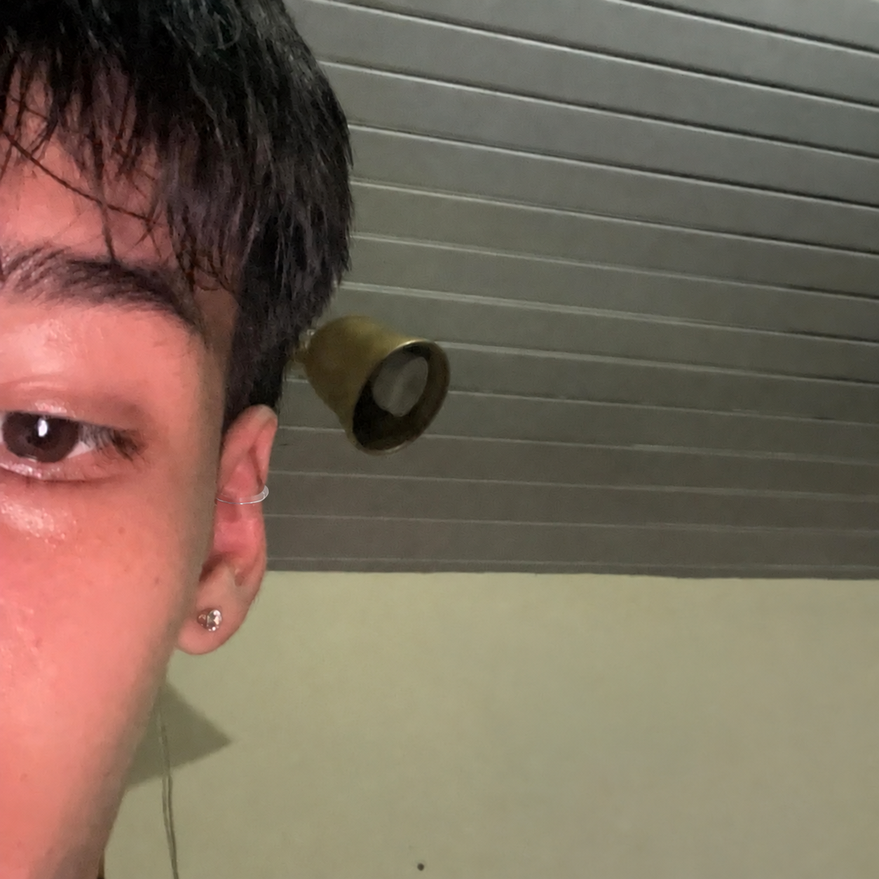 Foto de um cliente mostrando a orelha