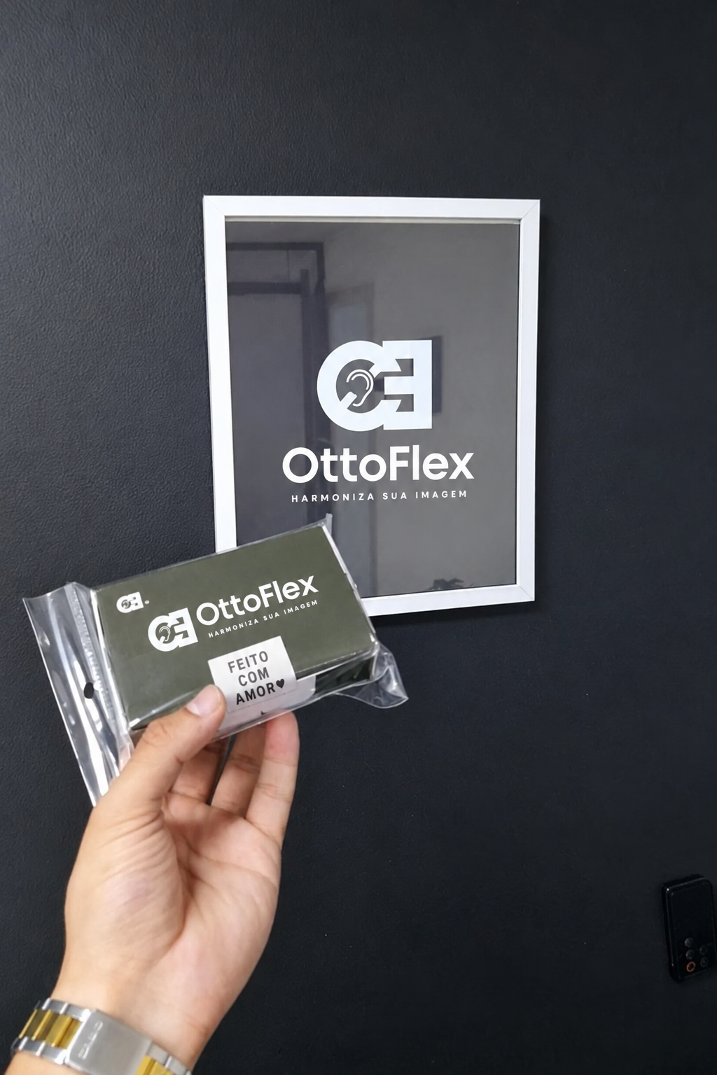 Mão segurando pacote OttoFlex preparado para envio