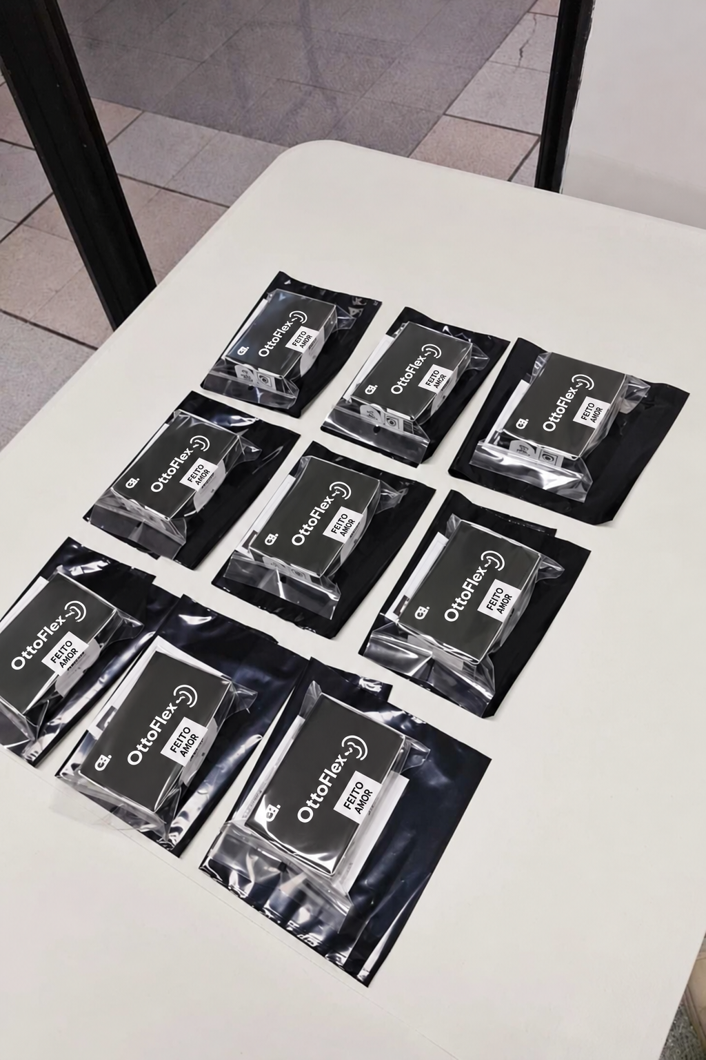 Pacotes OttoFlex separados sobre a mesa, prontos para envio