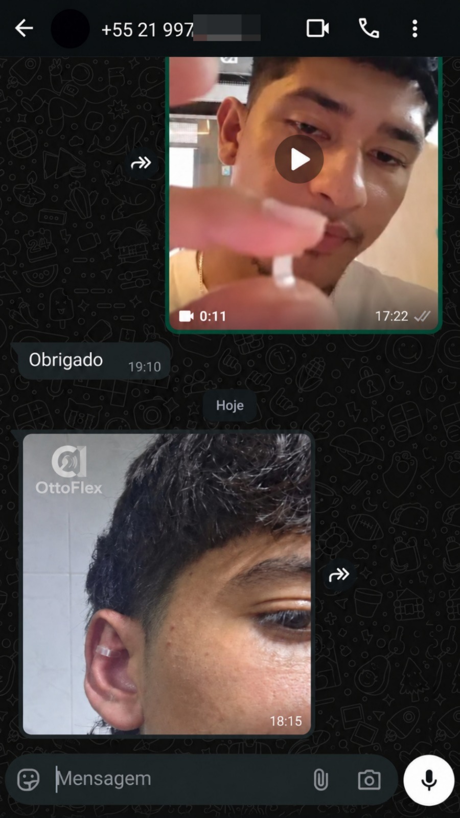 Cliente mostrando o OttoFlex na orelha em conversa de WhatsApp